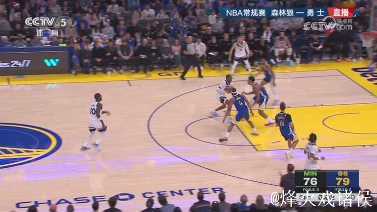 库里中路突入篮下 一记挑篮打板命中 库里中路突入篮下 一记挑篮打板命中